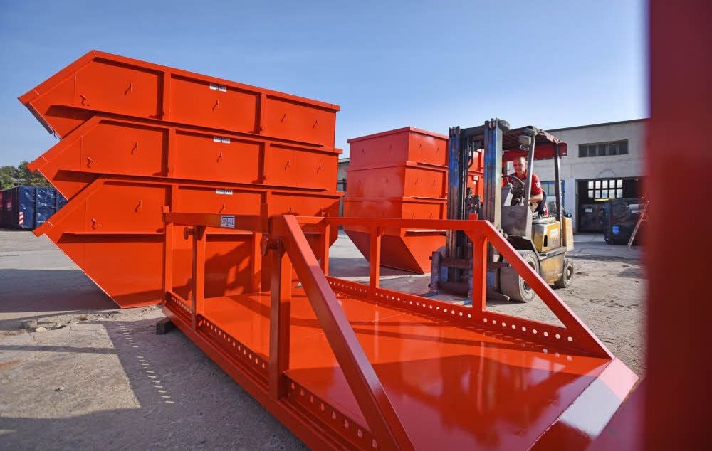 Herkömmliche Container werden bei der Firma Contall hergestellt, genauso wie Spezialanfertigungen.