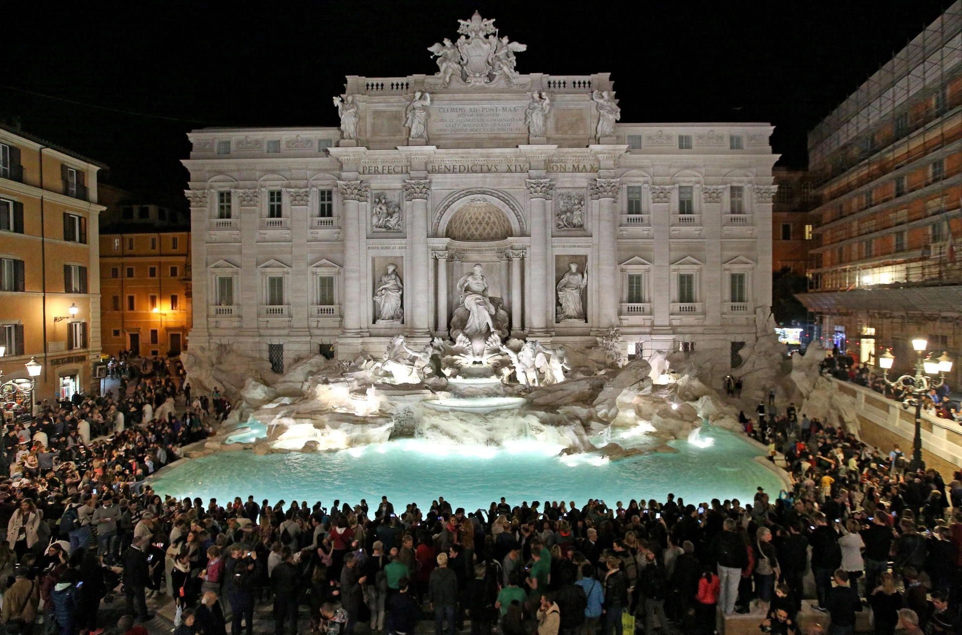 Bloß nicht: Ein paar Dinge können an Roms wunderschönem Trevi-Brunnen richtig teuer werden.