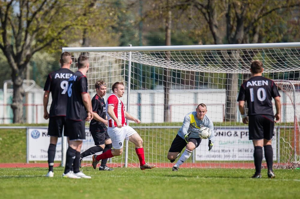 Vergangene Saison spielten Torwart Patrick Hädiche (Mitte) und seine Teamkollegen für den TSV Elbe Aken. Seit dieser Saison laufen sie aber unter dem neuen Vereinsnamen FC Stahl Aken auf.