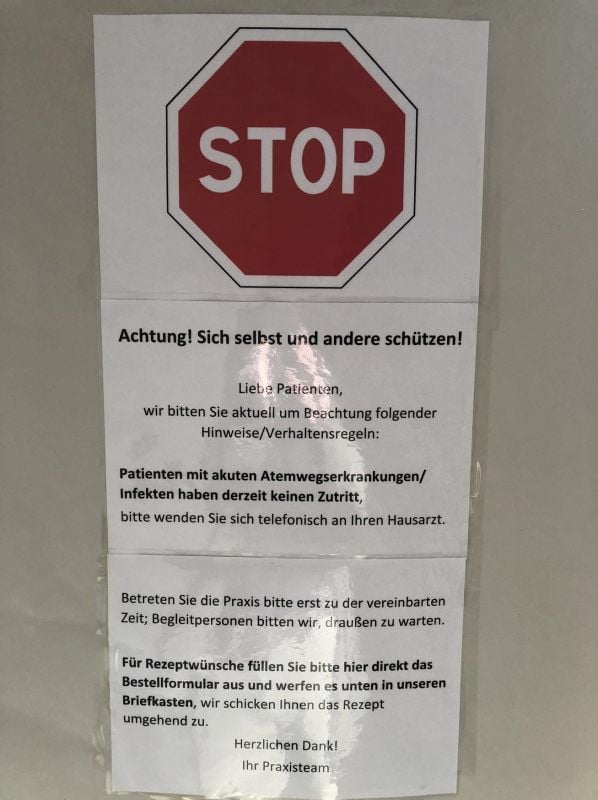 Aufsteller am Eingang mit Hinweisen für die Patienten
