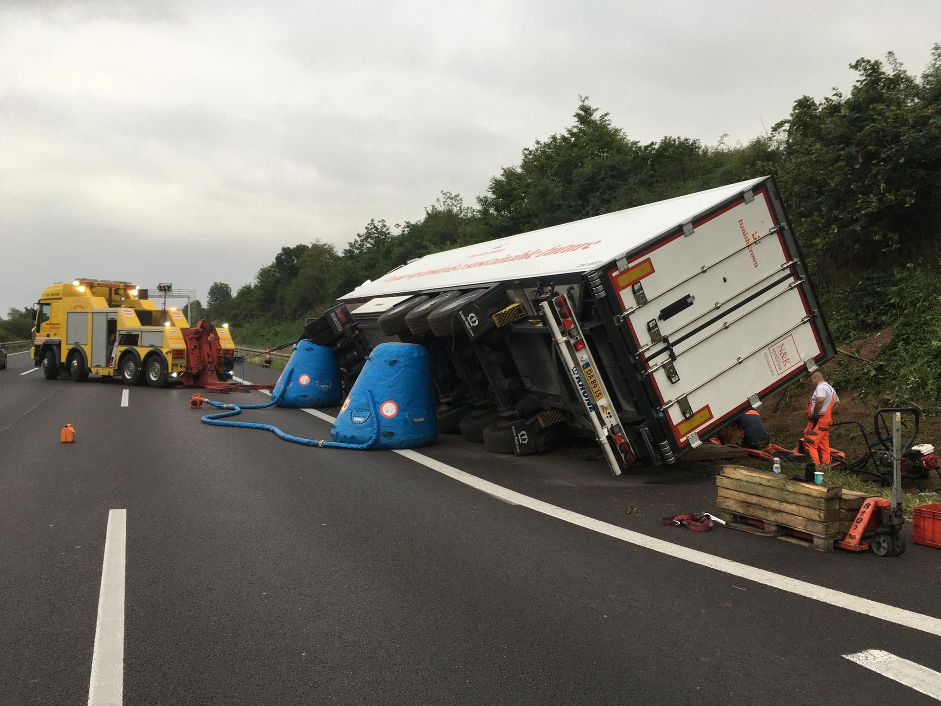 Wegen der aufwendigen Bergung des verunglückten Kühltransporters auf der A2 kommt es weiterhin zu Behinderungen Richtung Berlin.