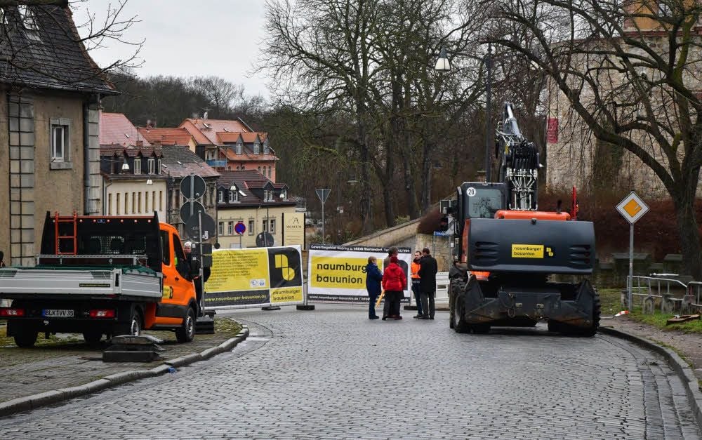 Bauzäune sperren seit Montag die Zeitzer Straße an der Zufahrt zum Schloss ab. Die ersten Baufahrzeuge sind auch schon angerückt.