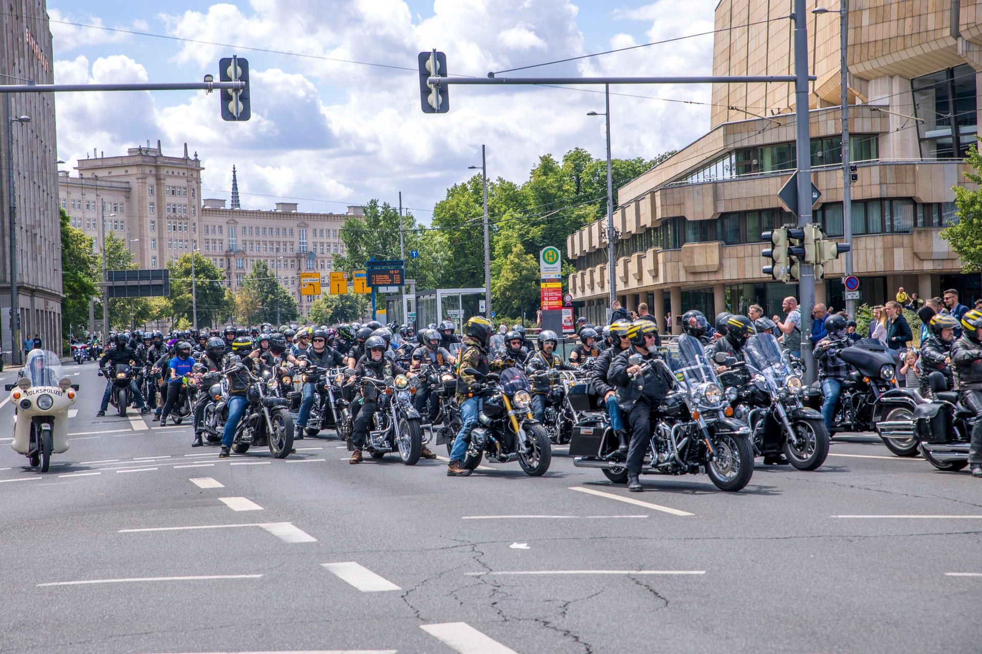 Um gegen ein geplantes Fahrverbot von Motorrädern an Sonn- und Feiertagen zu demonstrieren kamen am Sonntag 16.500 Biker nach Leipzig.