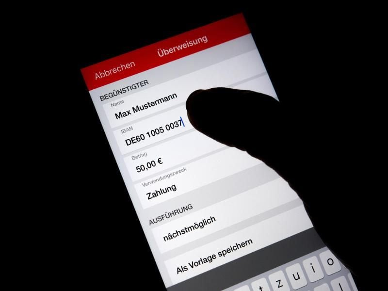 Interessante Komfortfunktionen von Banking-Apps sind etwa Push-Nachrichten zu Geldeingängen und Abbuchungen oder das automatische Vervollständigen von Einträgen bei Überweisungen. Foto: Monika Skolimowska/dpa-Zentralbild/dpa-tmn