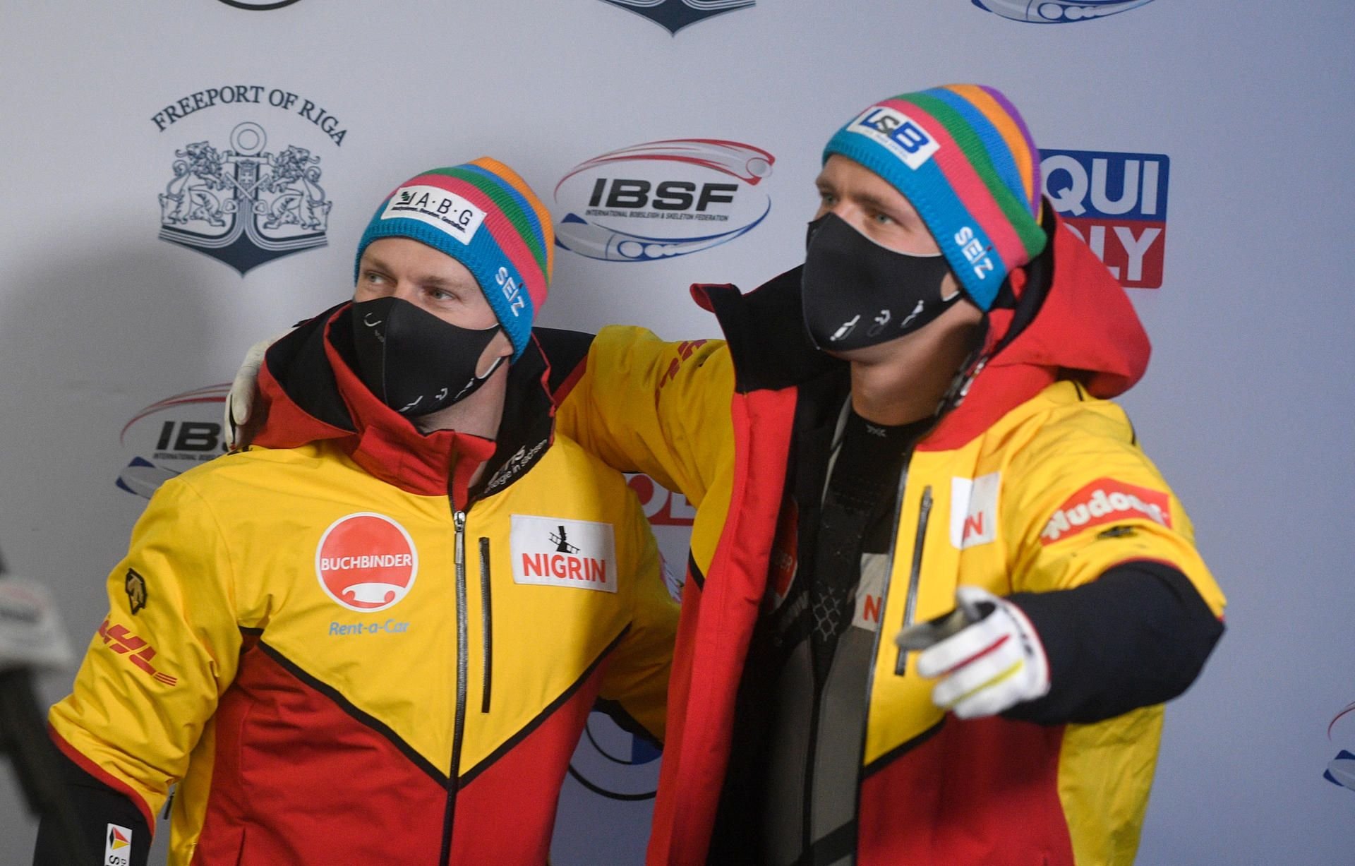 Francesco Friedrich und Thorsten Margis feiern bei der Preisverleihung in Sigulda.