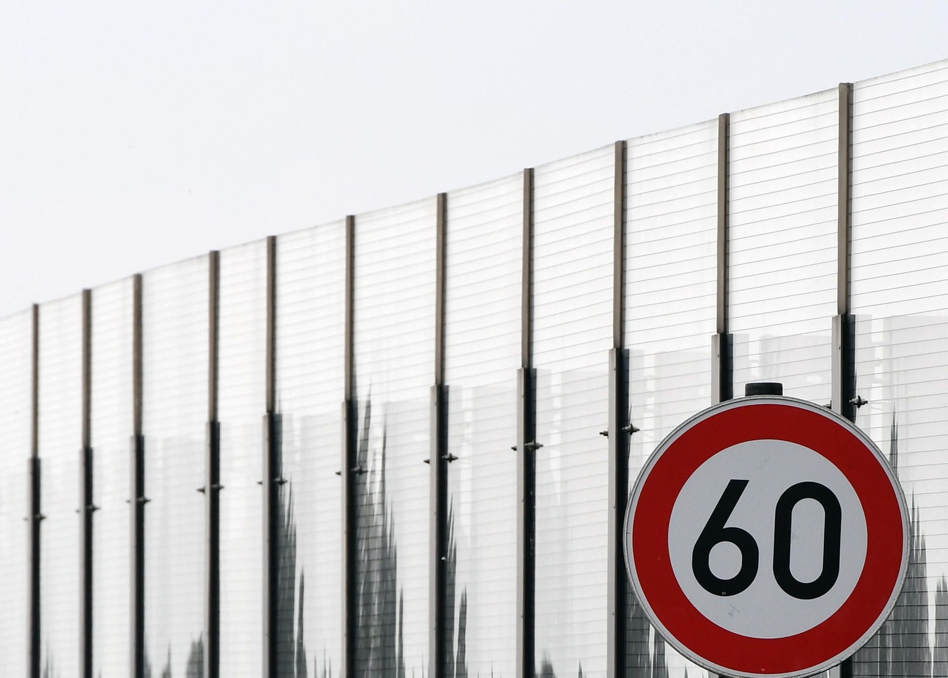 Ein Verkehrsschild «Tempolimit 60 Kilometer pro Stunde» vor einer Lärmschutzwand.