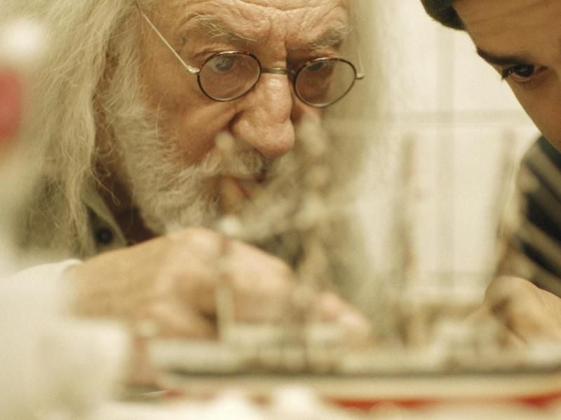 Dieter Hallervorden als Lehrer Uwe mit David A. Hamade als Abdullelah. Foto: Universum Film