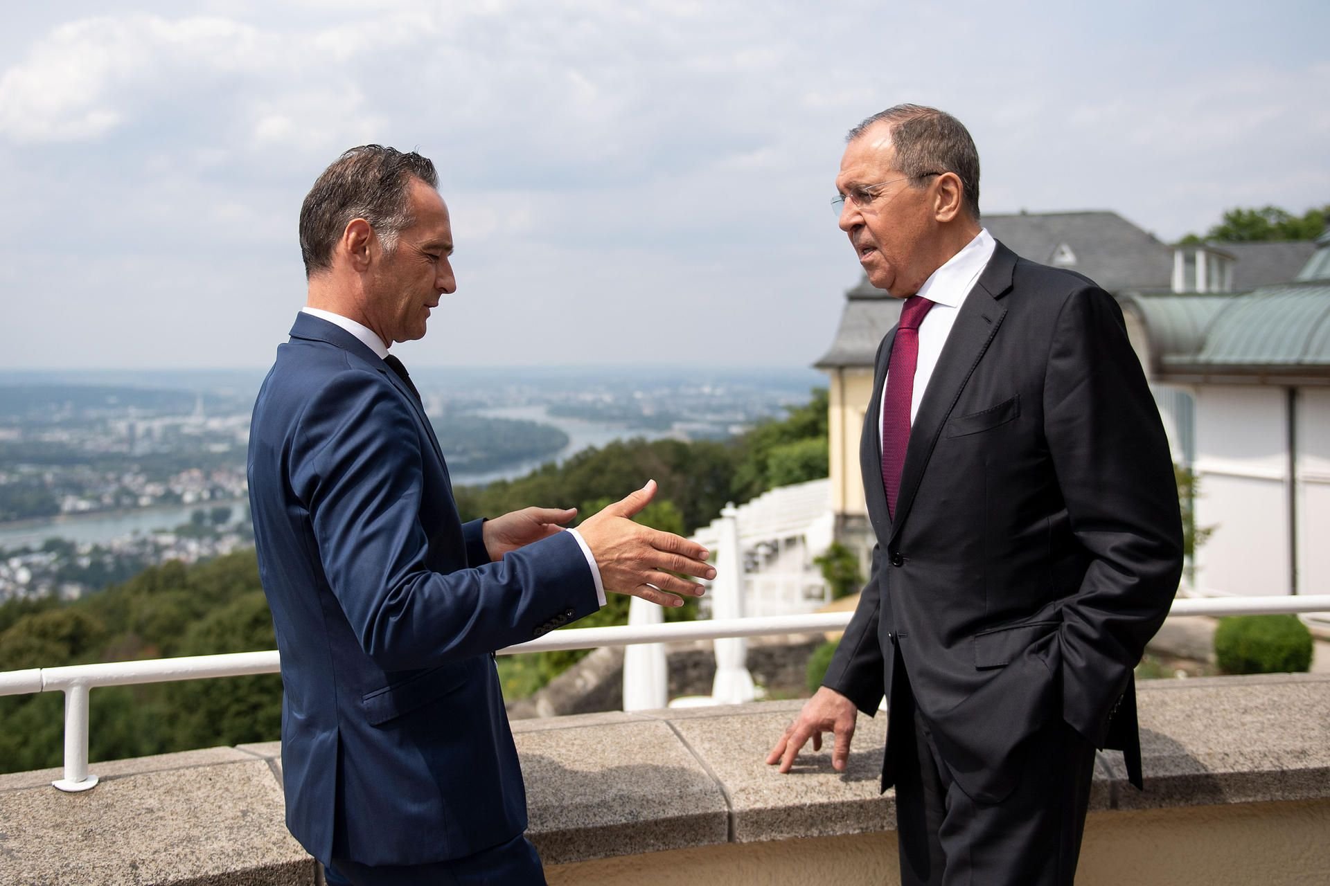 Heiko Maas (SPD), Außenminister von Deutschland, und Sergej Lawrow, Außenminister von Russland, unterhalten sich vor Beginn des Petersburger Dialogs auf der Terrasse des Steigenberger Grandhotel in Königswinter.