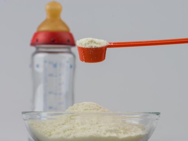 Auf Kuhmilch basierende Babynahrung kann bei Kindern Allergien auslösen. Treten Beschwerden auf, ist ein Kinderarzt zu konsultieren. Foto: Armin Weigel