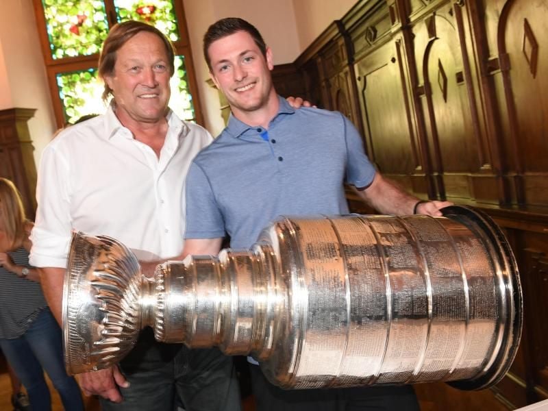 Tom Kühnhackl (r) posiert 2016 mit seinem Vater Erich Kühnhackl und dem Stanley Cup. Foto: Peter Kneffel