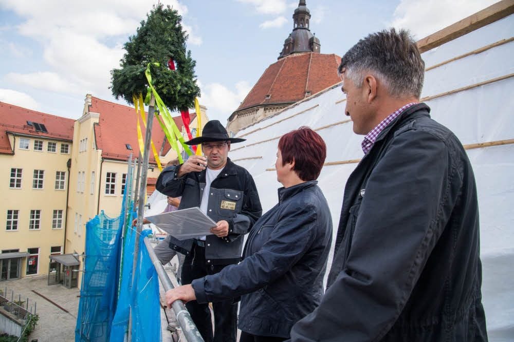 Prosit: Zimmermann Volker Dölz hebt im Beisein von Verwaltungsleiterin Cathleen Abendroth und Lebenshilfe-Chef Hartmut Dorsch das Glas.
