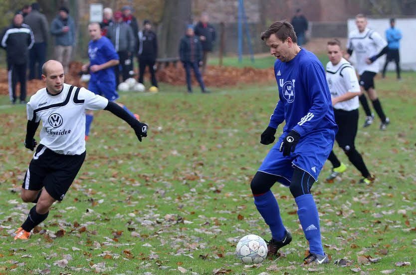 Der FSV Sittendorf (blau) hielt gegen die SG Mansfelder Grund gut dagegen.