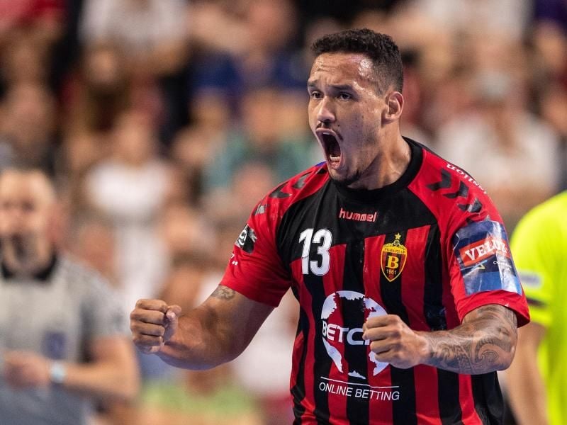 Skopjes Rogerio Ferreira Moraes feiert den überraschenden Sieg gegen den FC Barelona. Foto: Marius Becker