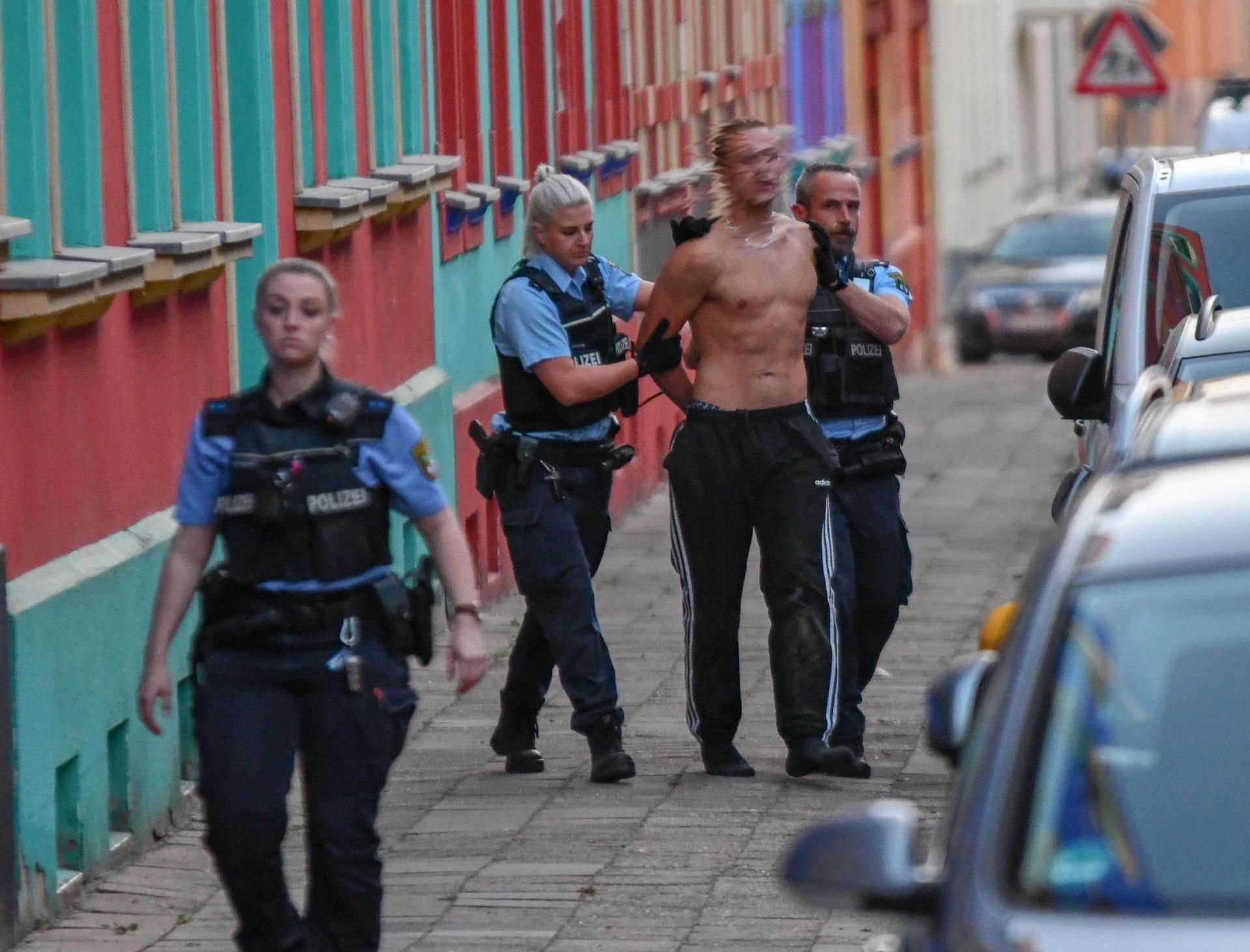 Nach einer tätlichen Auseinandersetzung kam es in der Otto-Richter-Straße in Magdeburg zu einem Polizeieinsatz.