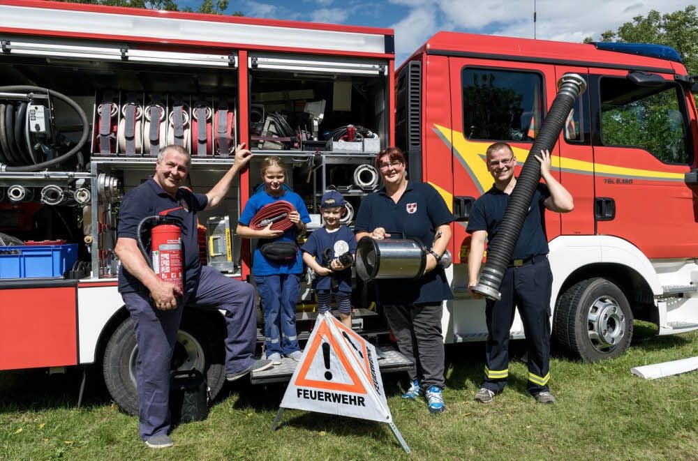 Ein Leben für die Feuerwehr: Hans-Peter Junge, seine Enkel Emiliy und Danny, seine Tochter Nancy und sein Sohn Thomas (v.l.) aus Oechlitz.