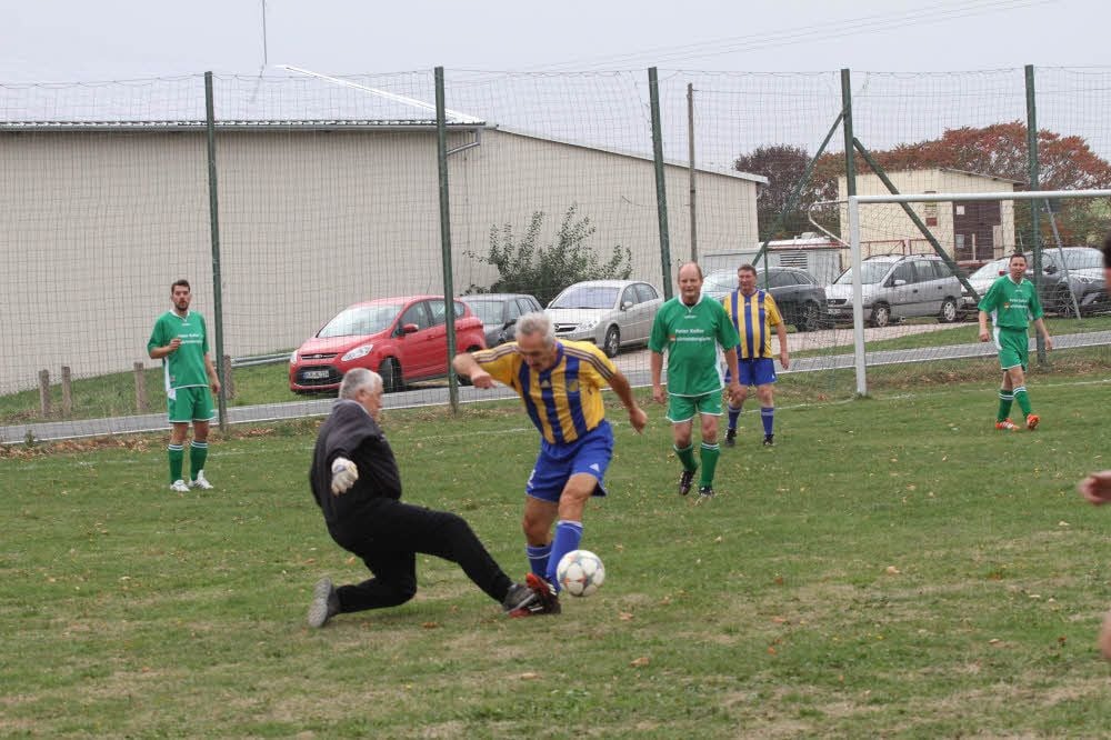 Hellmuth Stock (r.) kommt nicht an Finne-Keeper Klaus Schiele vorbei.
