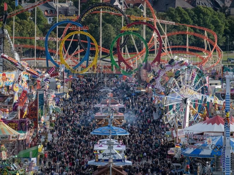 Alle feiern vereint: Das Oktoberfest ist weltoffen. Deshalb sorgt die Warnung an Schwule für Diskussionen. Foto: Matthias Balk/dpa