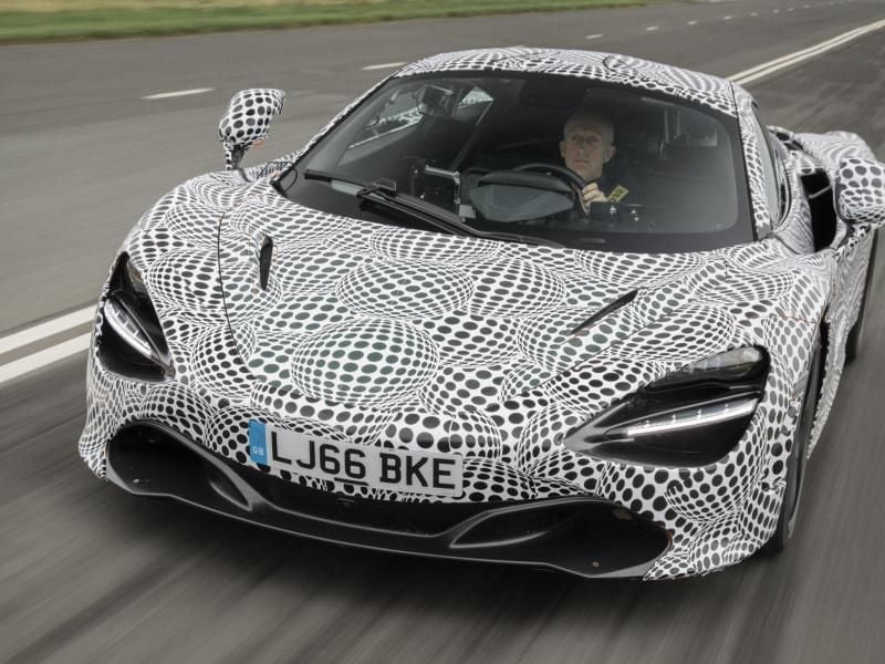 F1-Nachfolger: Mit Prototypen auf Basis des 720S arbeitet McLaren derzeit am neuen Supersportwagen BP23 - der Fahrer sitzt wie im F1 in der Mitte. Foto: Patrick Gosling/McLaren/dpa-tmn