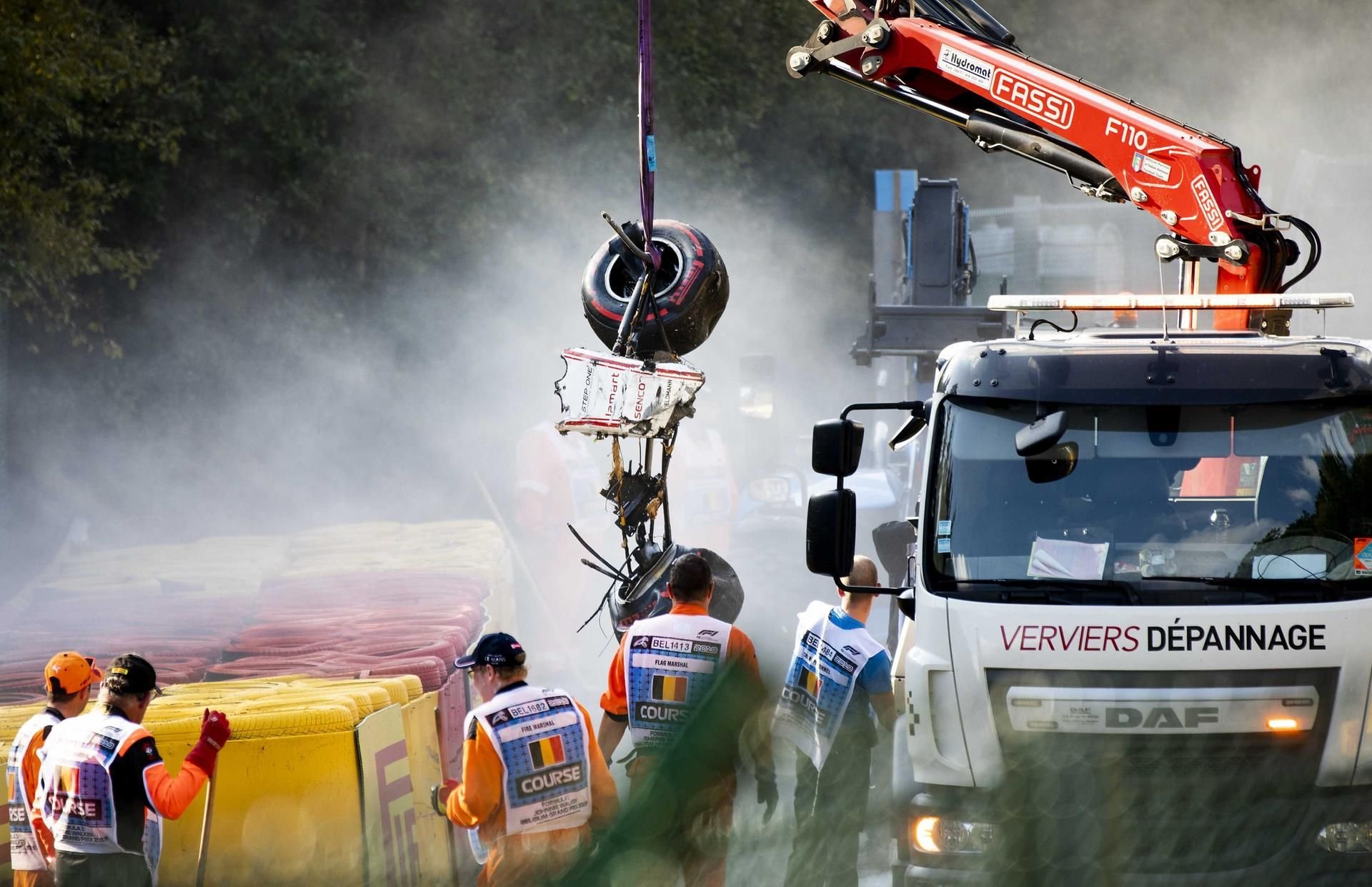 Das Wrack von dem Rennwagen von Juan Manuel Correa vom Team Sauber wird geborgen nach einem schweren Unfall.