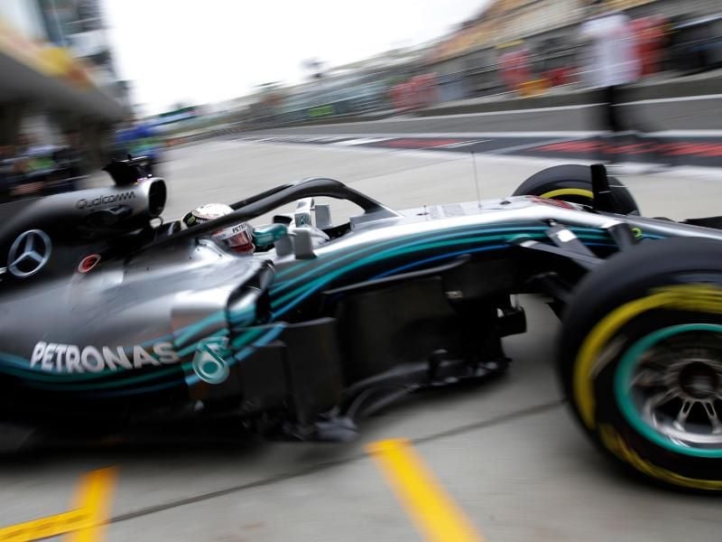 Nachdem Lewis Hamilton in Shanghai die schnellste Trainingsrunde absolvierte, hat er die Konkurrenz von Ferrari im Nacken. Foto: Andy Wong/AP