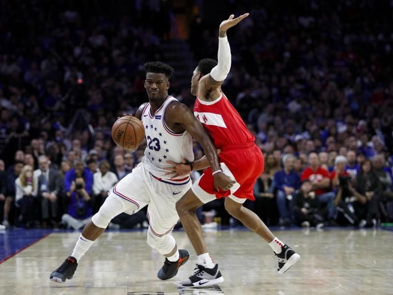 Jimmy Butler (l) von den Philadelphia 76ers umspielt Patrick McCaw von den Toronto Raptors. Foto: Chris Szagola/AP