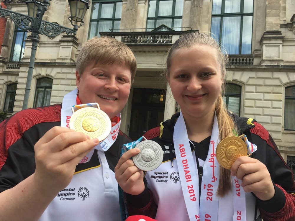 Sie brachten Gold aus den Vereinigten Arabischen Emiraten mit: Juliane Dietrich (links) und Mandy Bauer