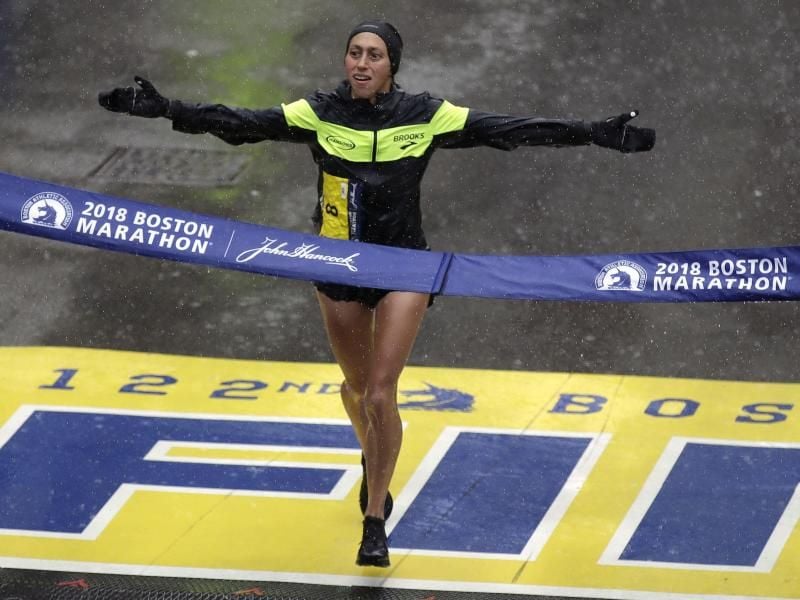 Desiree Linden hat als erste US-Amerikanerin seit 33 Jahren den Boston Marathon gewonnen. Foto: Charles Krupa/AP