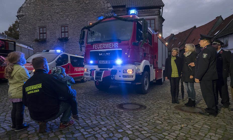Ditfurts Wehrleiter Aiko Engelbrecht zeigt den Bürgermeisterinnen Rena Jüngst und Ute Pesselt (v. r.) Besonderheiten des neuen Fahrzeugs.