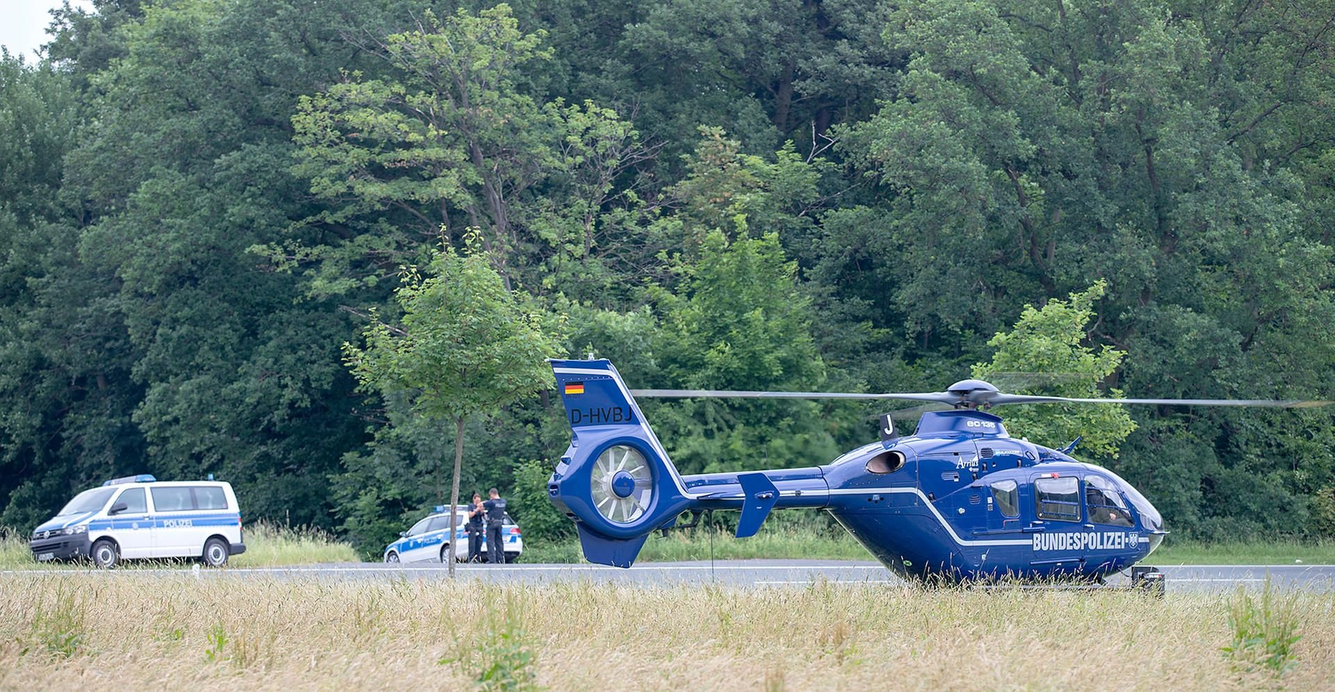 Polizeihubschrauber und -wagen