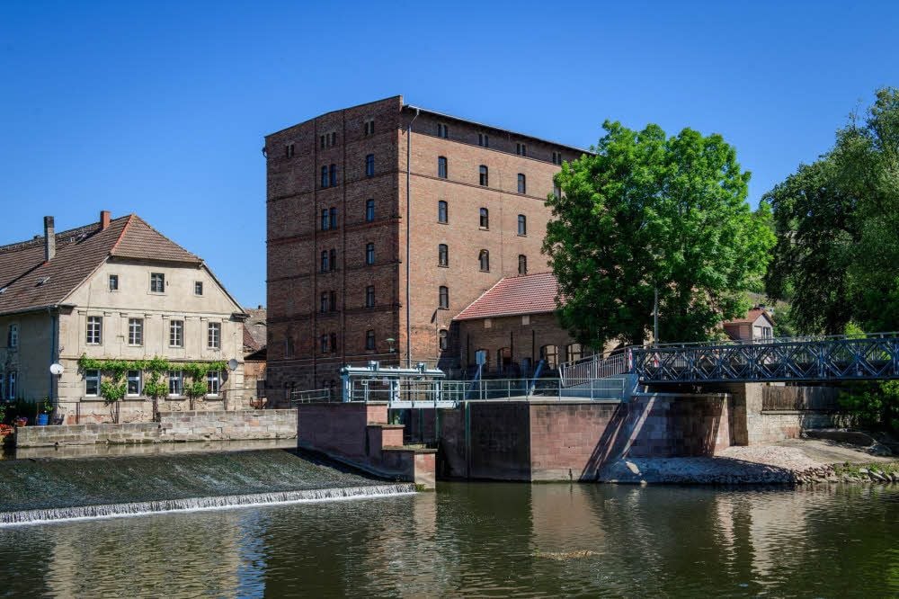 Imposanter Klinkerbau: Die Zeddenbacher Wassermühle an der Unstrut ist ein Blickfang. Bereits vor 1200 Jahren wurde an dieser Stelle Getreide gemahlen. Das heutige Mühlengebäude entstand vor rund 120 Jahren.