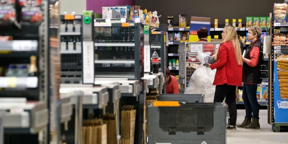 Seit Tagen werden die Regale im neuen Kaufland-Center eingeräumt. Ein Großteil der 40.000 Artikel ist schon da.