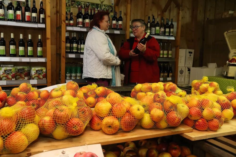 Andrea Kenner (r.) berät im Hofladen in Beyernaumburg Carola Schrahn-Kraus.
