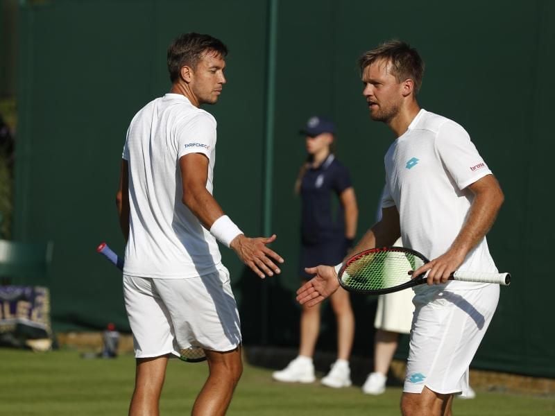 Müssen in Wimbledon bereits wieder abreisen: Kevin Krawietz (r) und Andreas Mies. Foto: Alastair Grant/AP