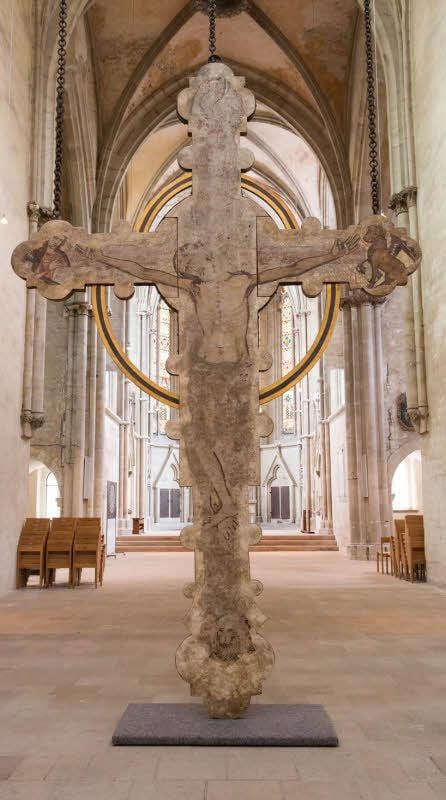 Das restaurierte Triumphkreuz kehrt in der Zisterzienser-Kirche in Schulpforte an seinen angestammten Platz zurück.
