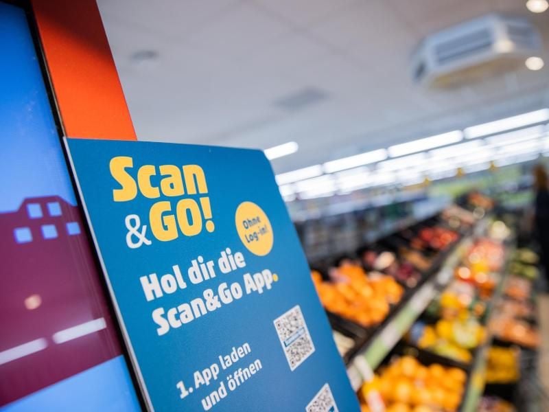 Mit der Scan&Go App der Rewe-Gruppe können Nutzer ihre Einkäufe bereits während des Einkaufens scannen und am Ende bargeldlos bezahlen. Die App funktioniert auf dem iPhone und Handys mit Android. Foto: Rolf Vennenbernd/dpa