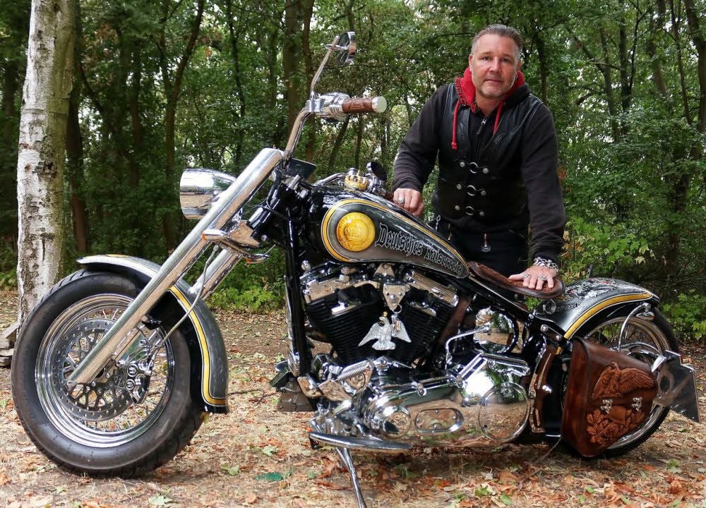Thomas Michaelis hat seine Harley in aufwendiger Airbrushtechnik gestaltet.