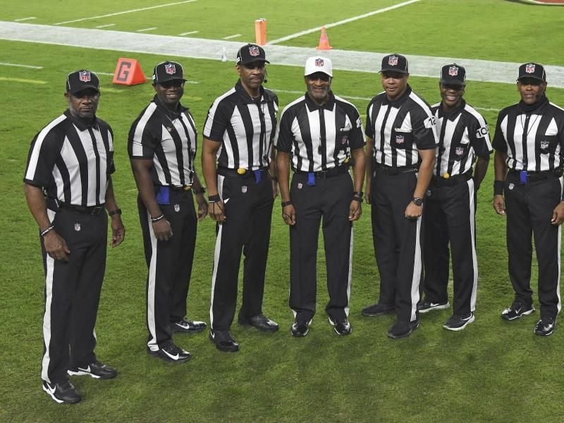 Das Schiedsrichter-Team der NFL: Barry Anderson (l-r), Anthony Jeffries, Julian Mapp, Jerome Boger, Greg Steed, Dale Shaw und Carl Johnson. Foto: Jason Behnken/AP/dpa