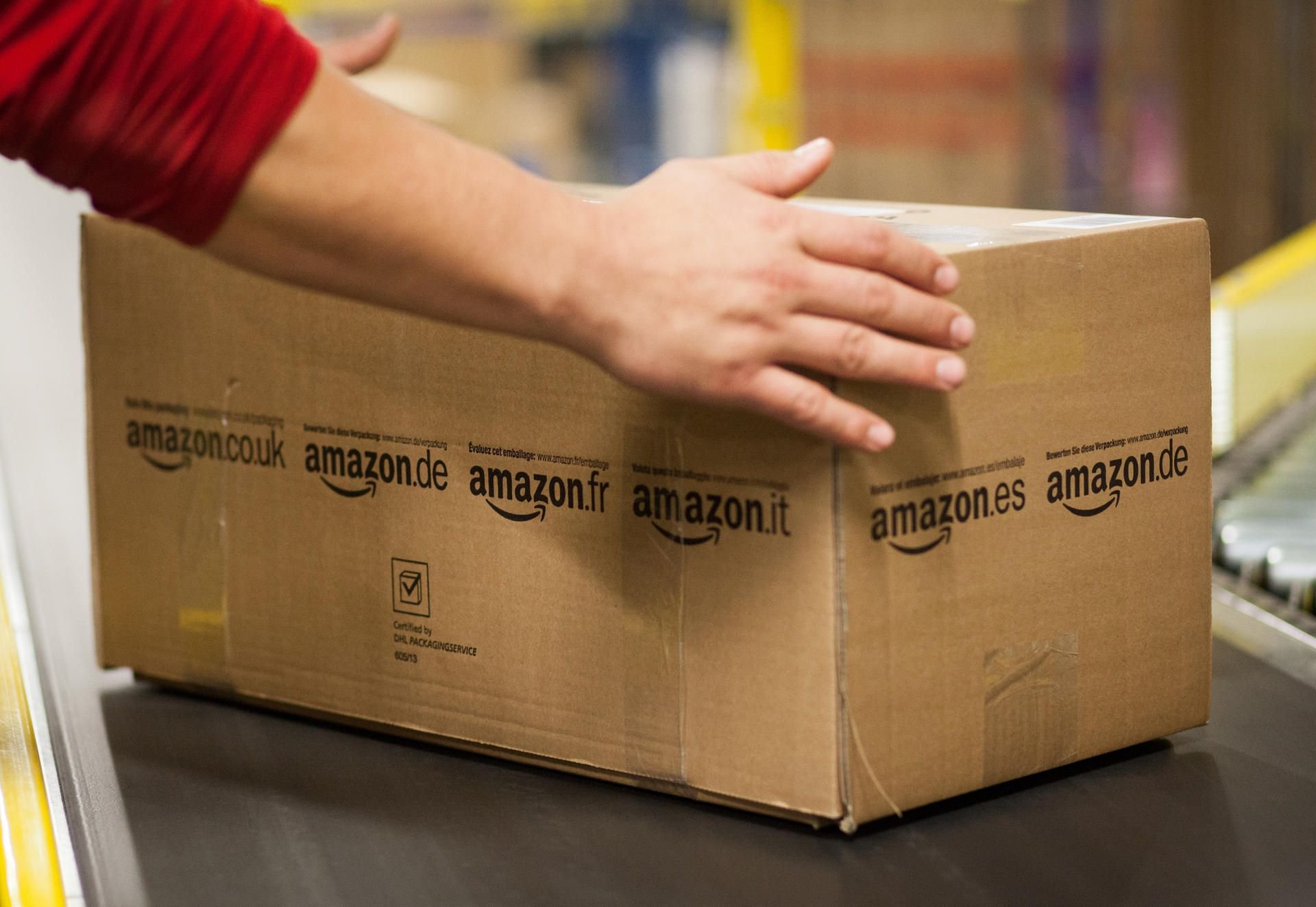 Einfach klicken, bezahlen, und schon liefert ein Bote Ware nach Hause. Viele Verbraucher nutzen dafür Händler-Plattformen wie Amazon - das wissen auch Betrüger.