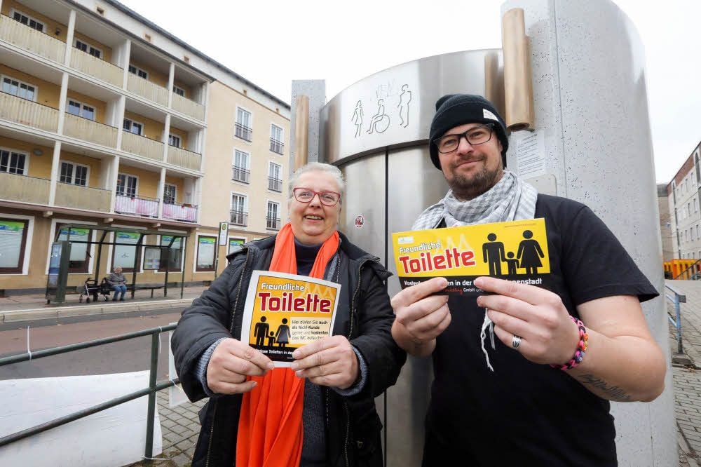 Ute Solarczyk und Jörg schnurre hoffen, dass viele Betriebe mitmachen bei der Aktion „Freundliche Toilette“.