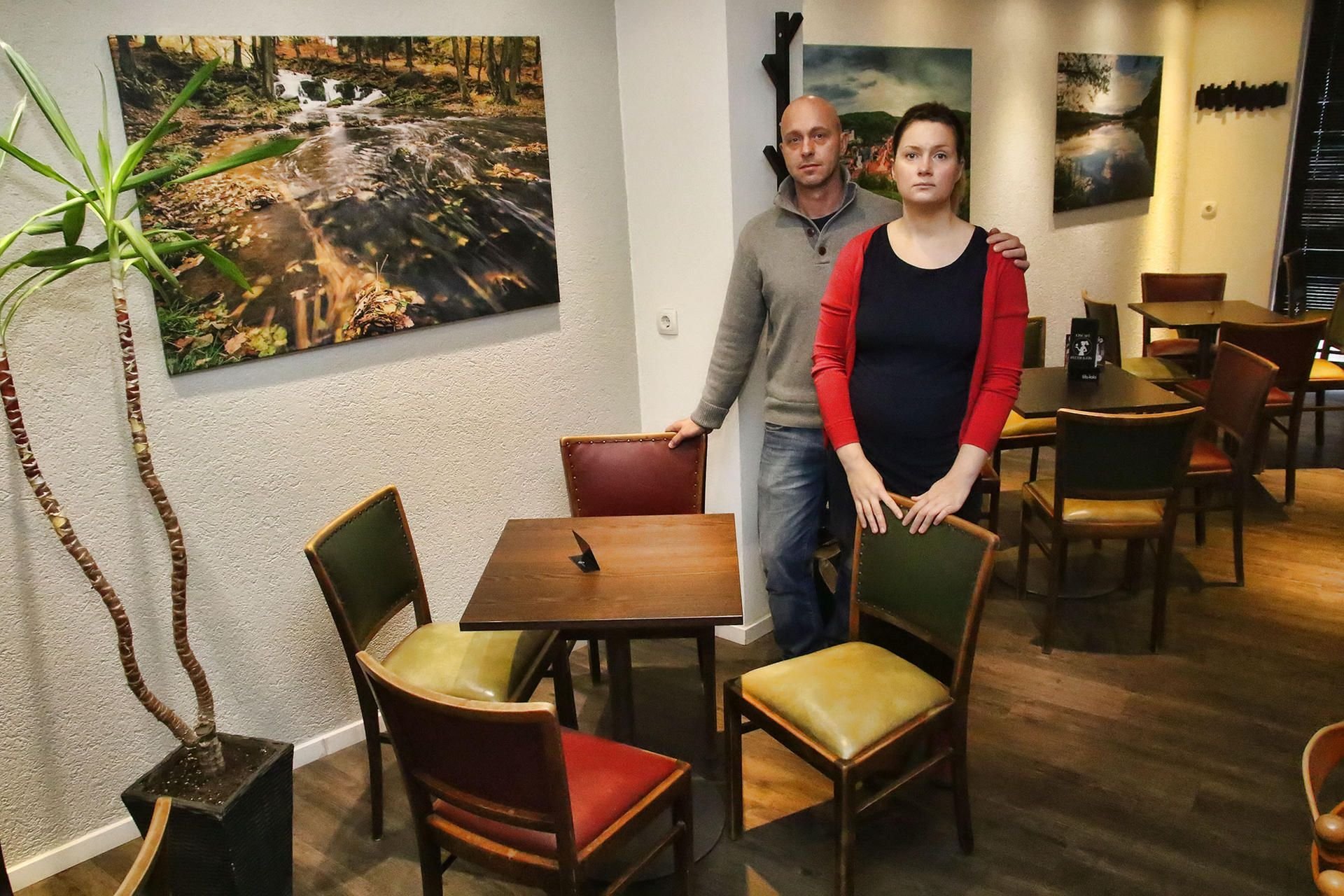 Sandy Meckelburg und Ramino Klopfleisch hoffen, mit Hilfe von Spenden ihr Eiscafé und ihr Zuhause halten zu können.