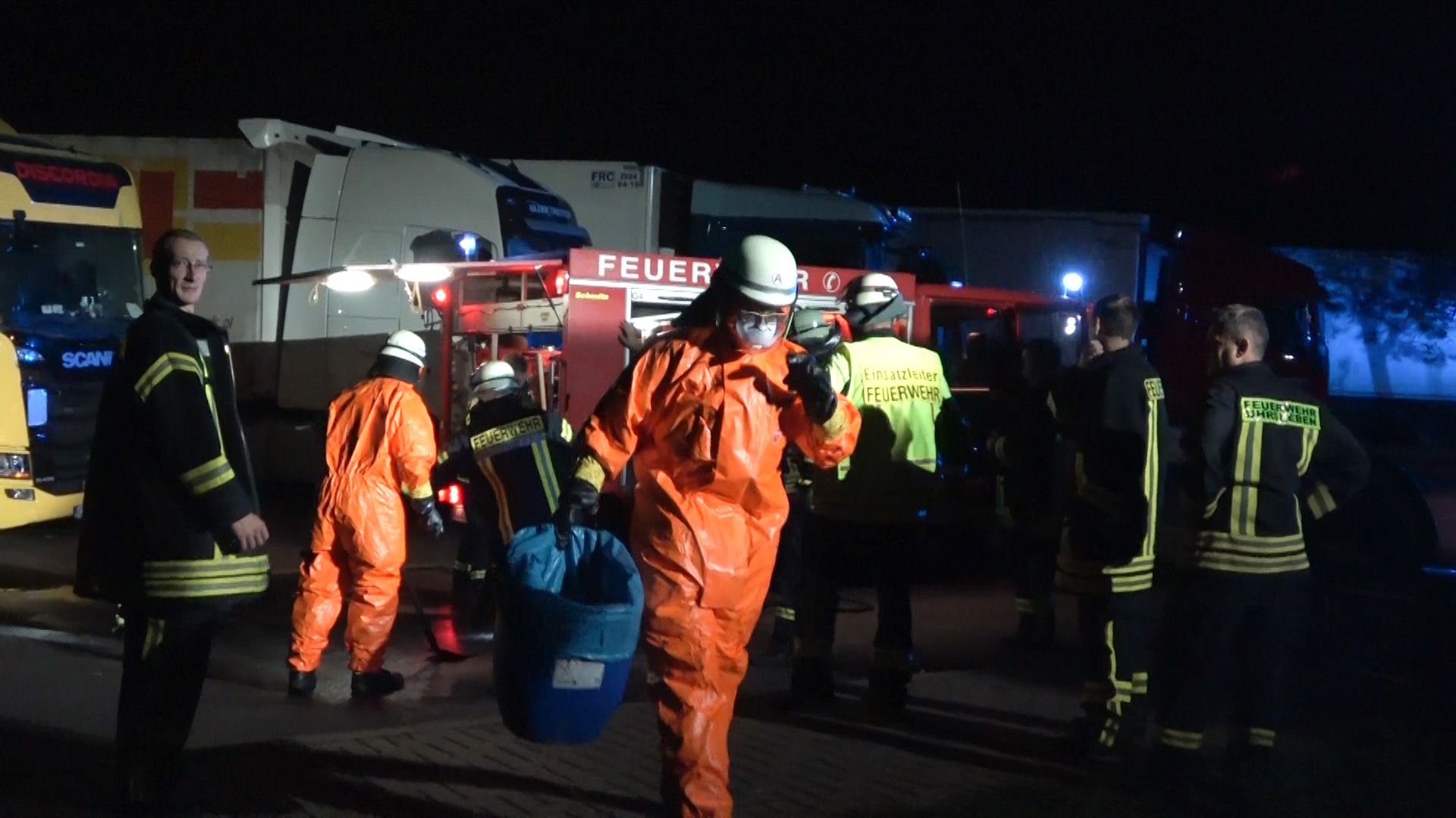 Feuerwehrleute in Schutzanzügen mussten den Müllbehälter löschen und das Gefahrgut sicherstellen.