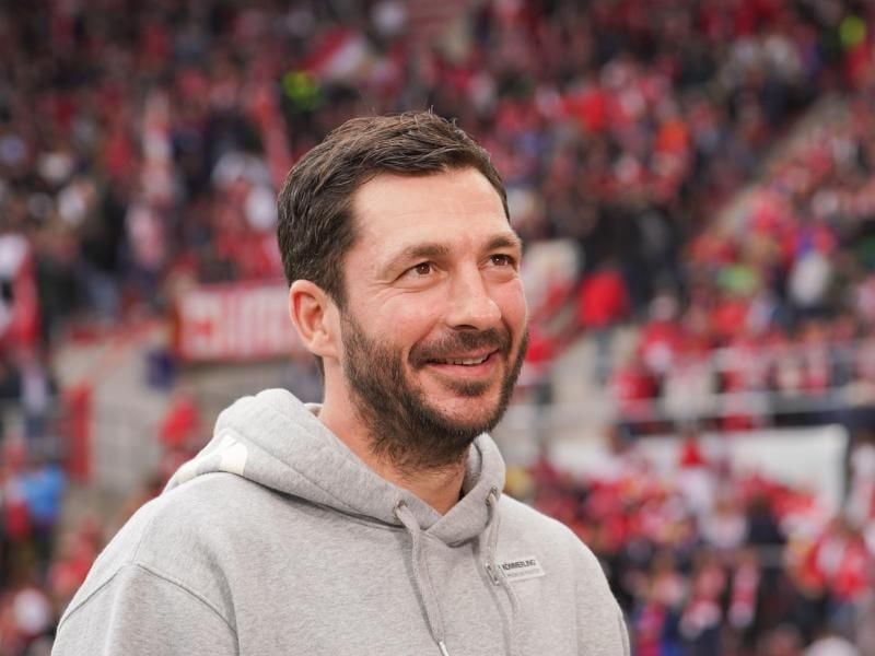 Durfte wegen einer Gelb-Roten Karte nicht vom Spielfeldrand aus coachen: Mainz-Trainer Sandro Schwarz. Foto: Frank Rumpenhorst/dpa