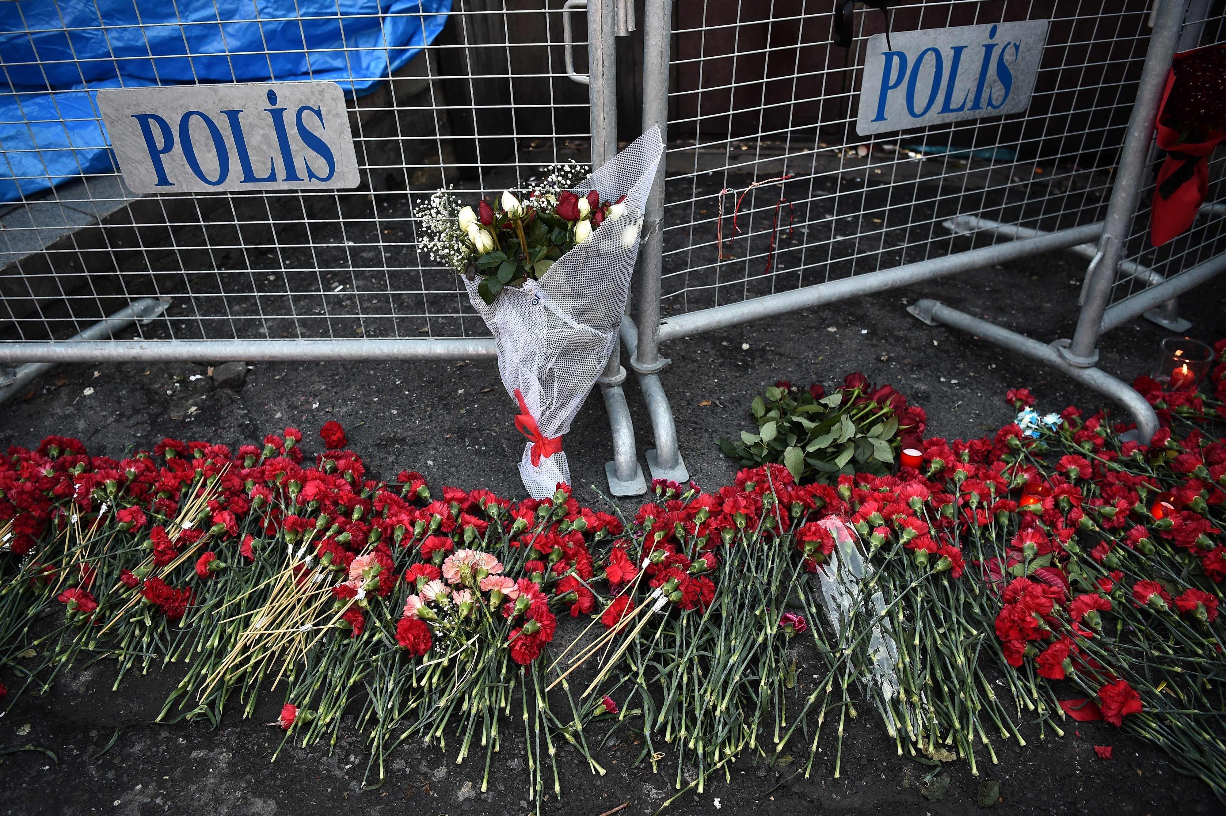Trauernde haben Blumen vor dem Nachtclub niedergelegt, in dem der Anschlag verübt wurde.