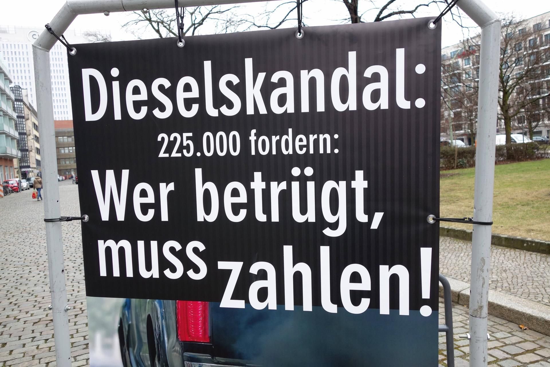 „Dieselskandal: 225.000 fordern: Wer betrügt, muss zahlen!“, steht auf einem Schild. Das Landgericht Magdeburg sieht das allerdings ganz anders.