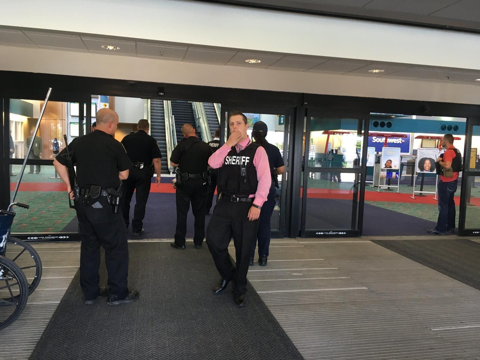 Polizei am Flughafen Flint