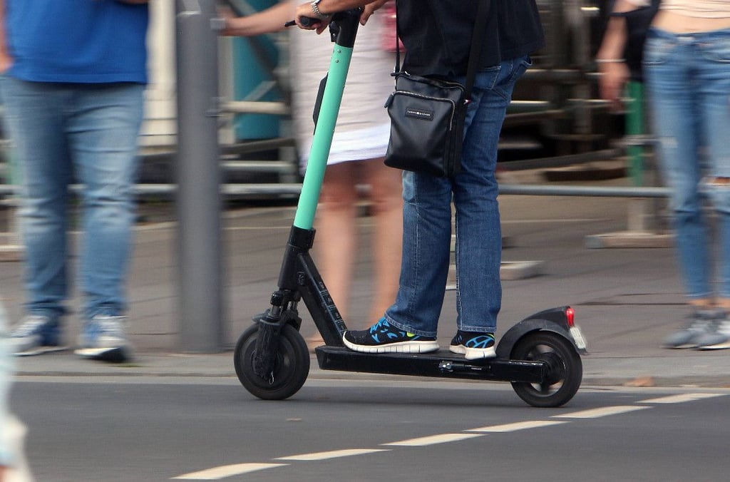 In vielen Städten Deutschlands bereits zu sehen, Elektro-Roller, die zum Verleih angeboten werden.