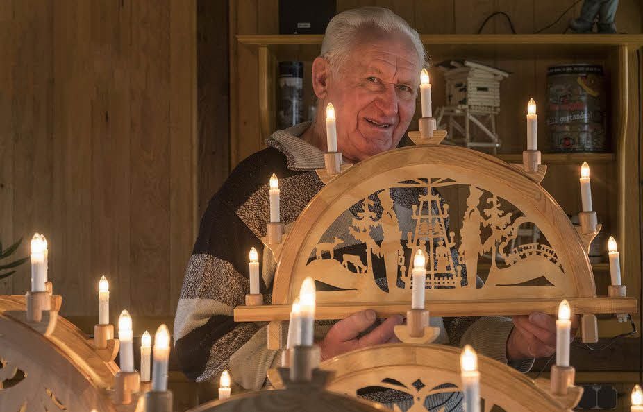 Die handgemachten Schwibbögen stehen zur Weihnachtszeit in den Fenstern von Rudi Wagners Familie. Als kleine gemütliche Werkstatt richtete der 85-Jährige sich zuletzt einen alten Hühnerstall ein. Hier wird gesägt, geschliffen und im Winter auch gemütlich geheizt.