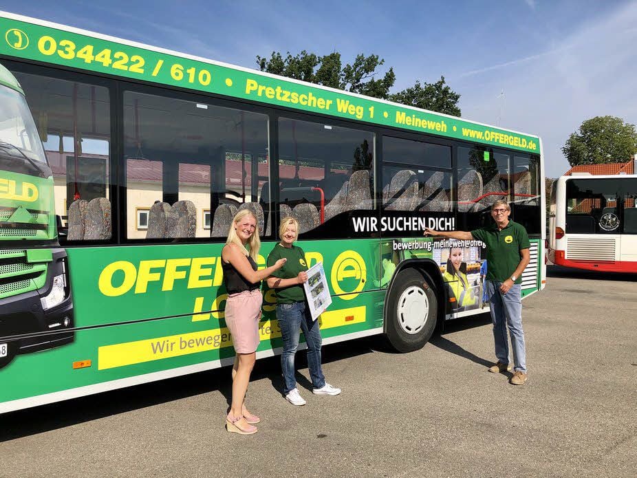 Offergeld-Personalchef Dietmar Branke, Geschäftsführerin Manuela Hüttig sowie Mariana Kohlhause von der Agentur Verkehrsmedien Sachsen-Anhalt (v.r.) freuen sich über den grün-gelben Linienbus.