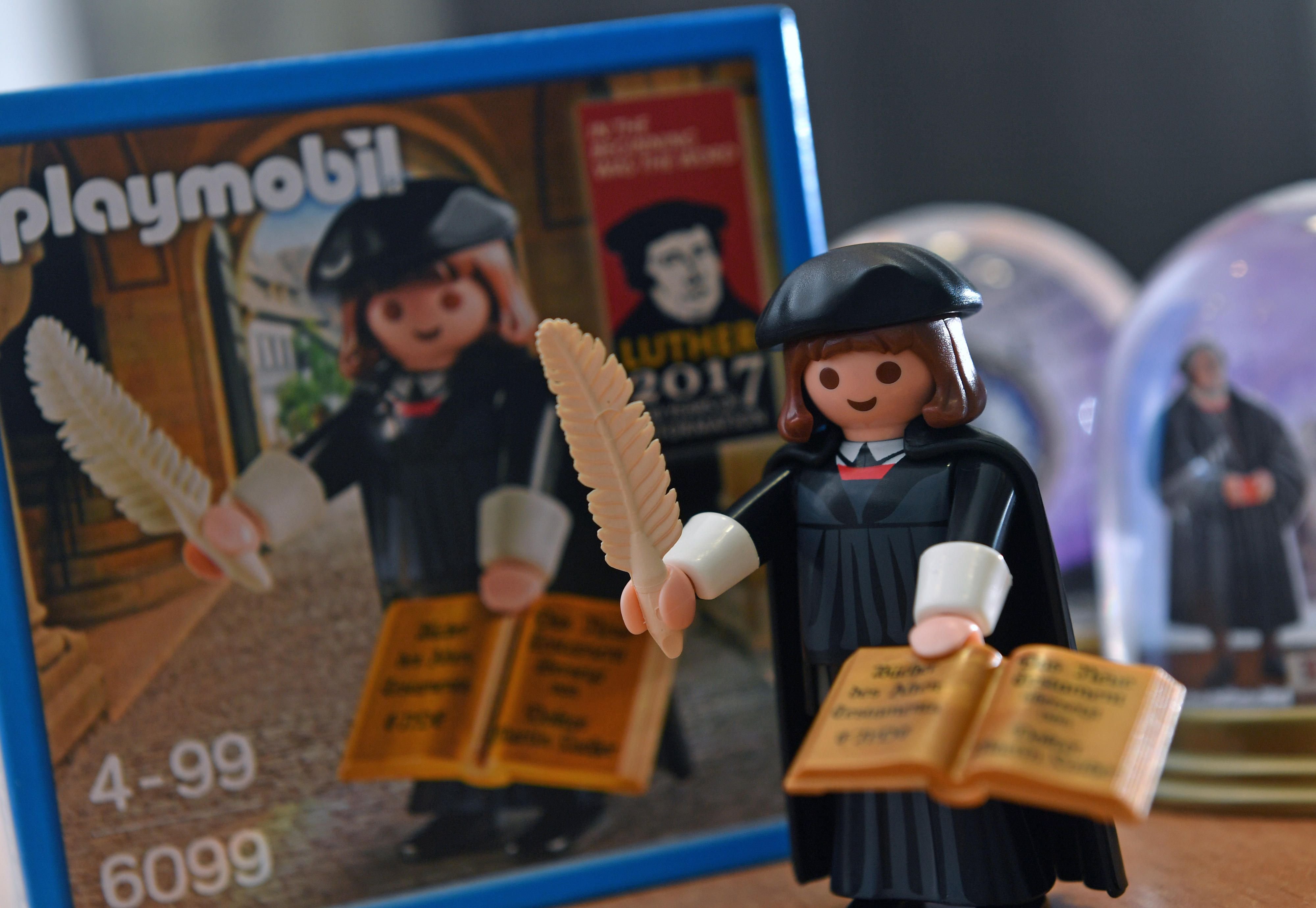 Eine Playmobil-Figur, die den Reformator Martin Luther darstellen soll, steht in der Touristenformation in Wittenberg auf einem Tisch
