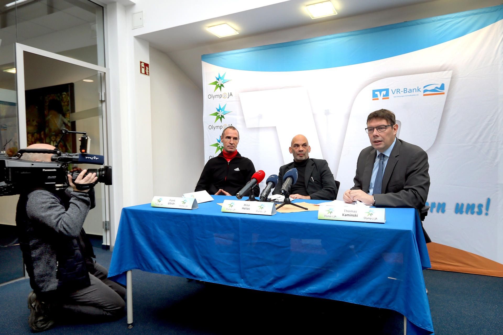 Der frühere Biathlon- und Langlauf-Bundestrainer Frank Ullrich (l-r), Mike Helios, Sprecher der VR-Bank Bad Salzungen Schmalkalden und Initiator von «Olymp-JA», und Thomas Kaminski (parteilos), Bürgermeister von Schmalkalden, geben eine Pressekonferenz.